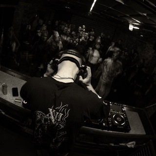 @u_n_d_e_r_g_r_o_u_n_d avatar